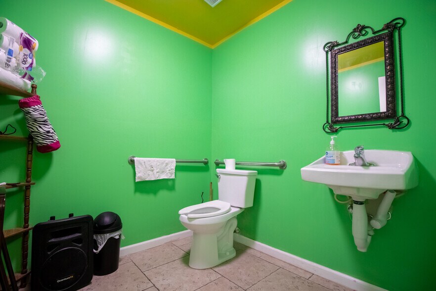 More Photos Of 518 Mill Ave, Conroe General Retail For Sale
