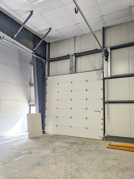 More Photos Of 20070 Hampton Dr, Gretna Warehouse For Lease