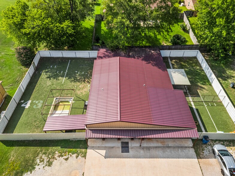 More Photos Of 819 N Main St, Gladewater Flex For Sale