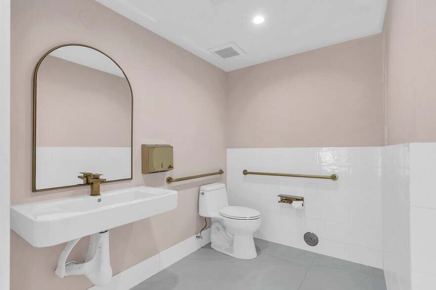 More Photos Of 563 NE 67th St, Miami Medical For Lease