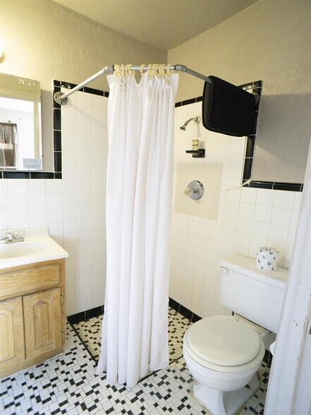 More Photos Of 215 SW 6th St, Mooreland Hotel For Sale