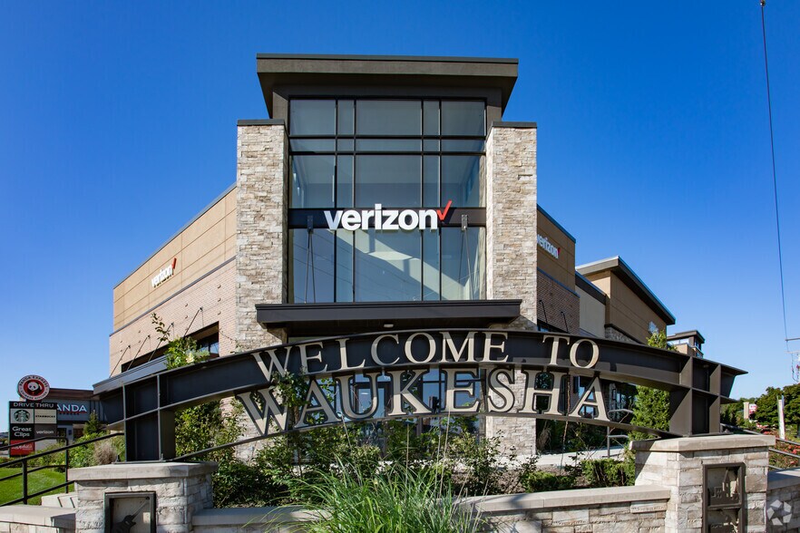 More Photos Of 2720 N Grandview Blvd, Waukesha Freestanding For Lease