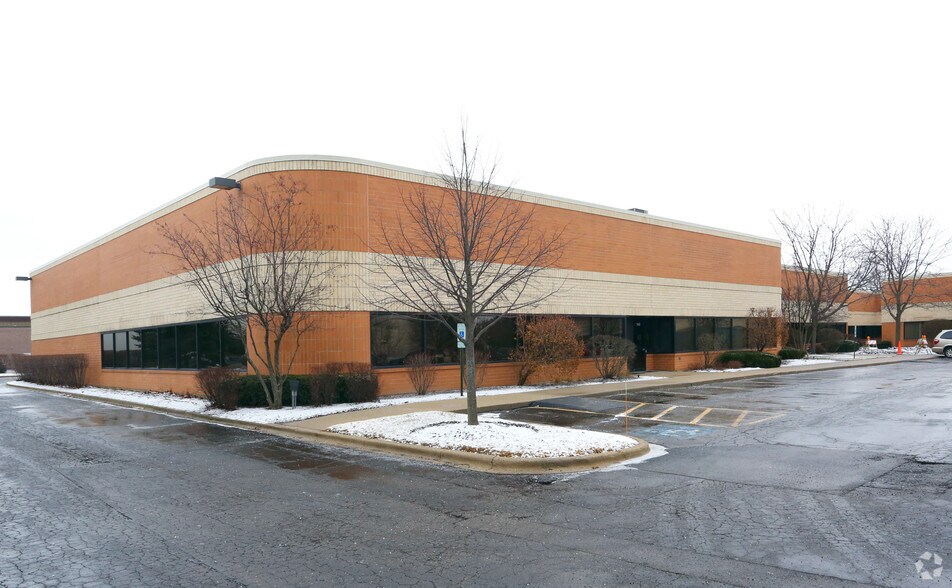 More Photos Of 141-161 Covington Dr, Bloomingdale Light Manufacturing For Lease