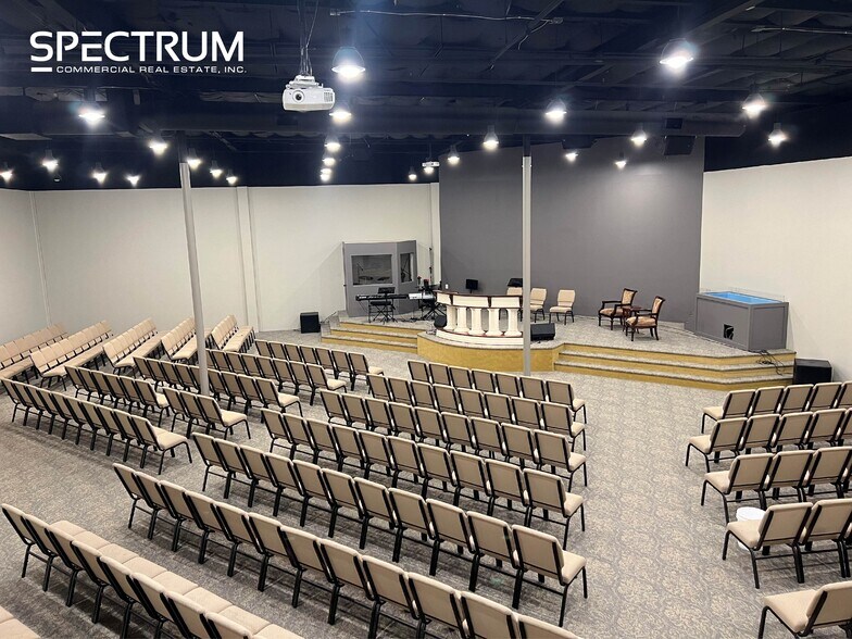 More Photos Of 2111 Industrial Ct, Vista Flex For Lease