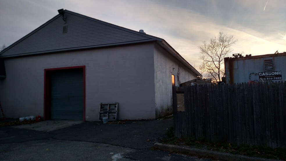 More Photos Of 81 W Hills Rd, Huntington Station Flex For Lease