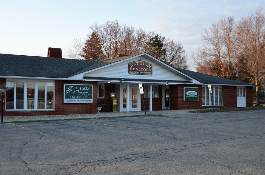 More Photos Of 718 N Bridge St, Yorkville Office For Lease