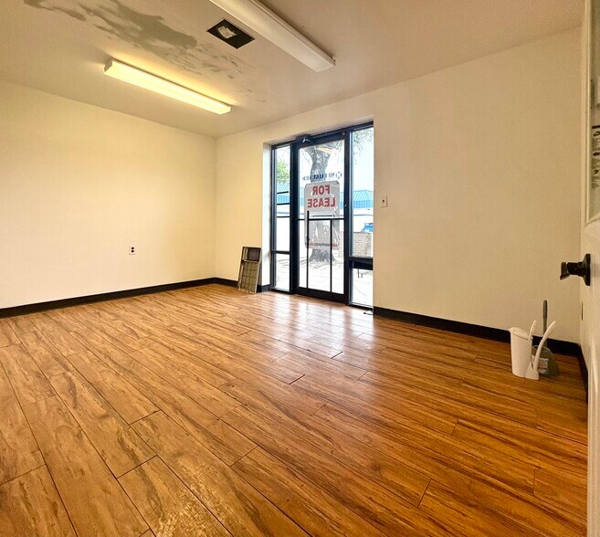 More Photos Of 9361 Winkler Dr, Houston Light Distribution For Lease