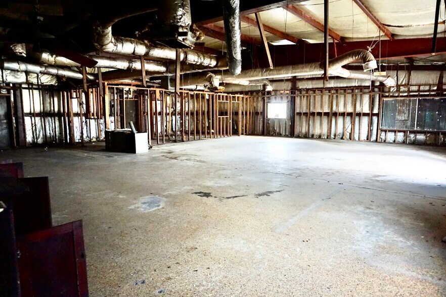 More Photos Of 906 Third St, Lake Arthur Light Manufacturing For Sale