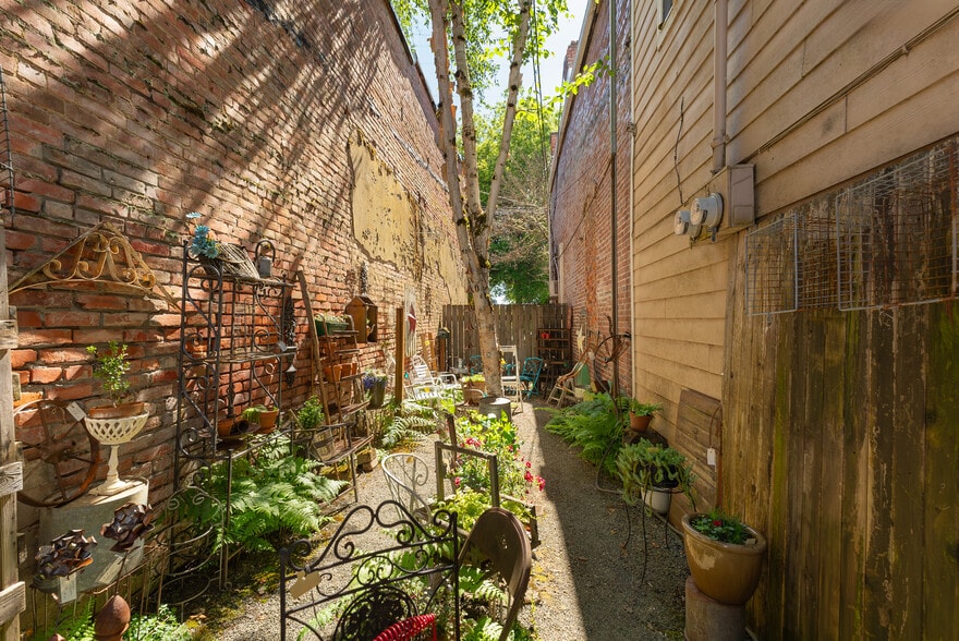 More Photos Of 110 Locust St, Oakland Storefront For Sale
