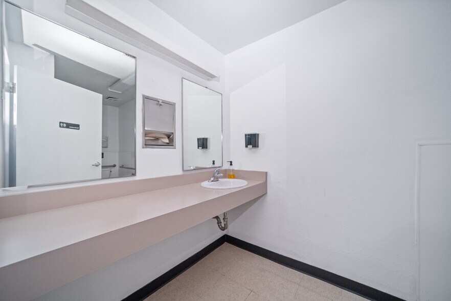 More Photos Of 1755 E Lakeside Dr, Bullhead City Bank For Sale