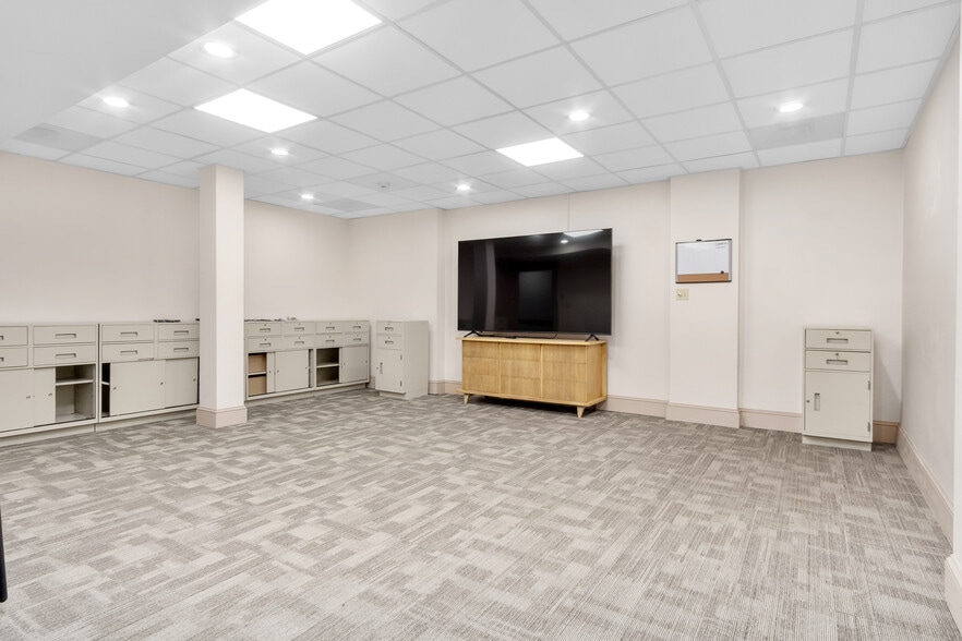 More Photos Of 1 N Market St, Frederick Storefront Retail Office For Lease