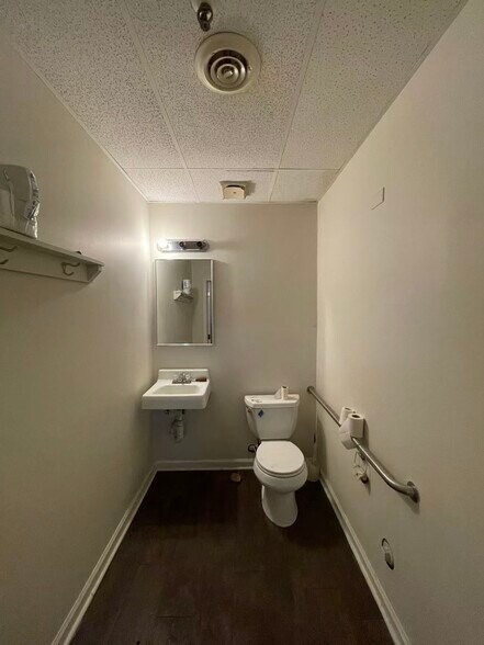 More Photos Of 1007 Norwalk St, Greensboro Warehouse For Lease