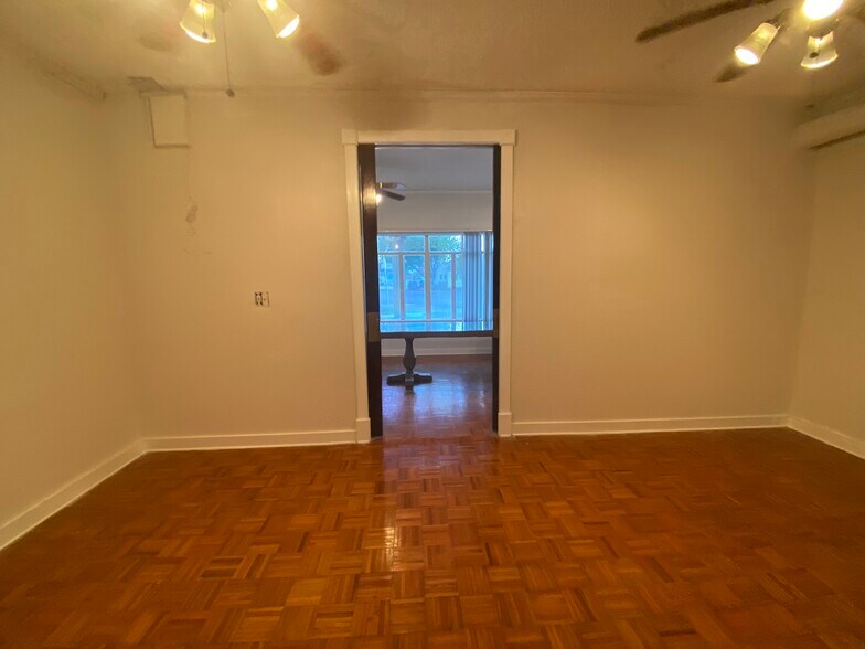 More Photos Of 1543 W Summit Ave, San Antonio Showroom For Sale