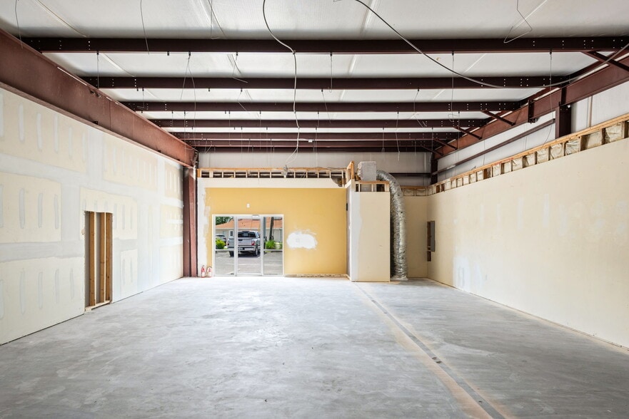 More Photos Of 2401 Ruth Hentz Ave, Panama City Flex For Lease