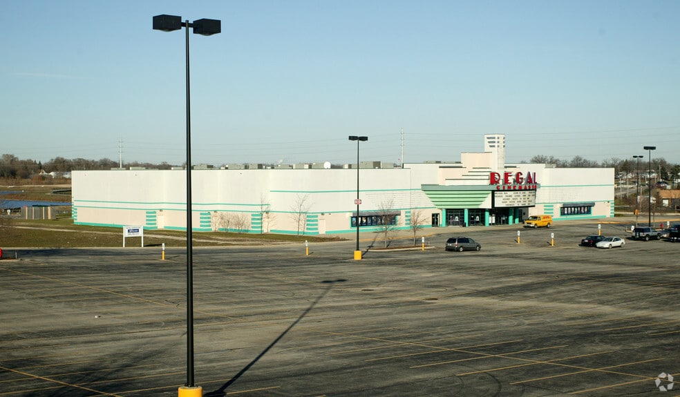 More Photos Of 400 E Rollins Rd, Round Lake Beach General Retail For Lease