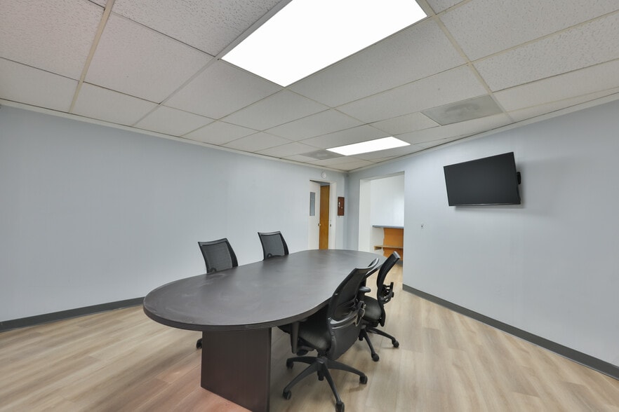 More Photos Of 1801 28th St N, Saint Petersburg Showroom For Sale