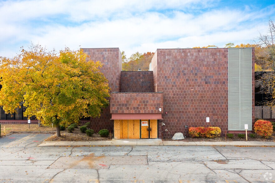 More Photos Of 19900 W 9 Mile Rd, Southfield Office For Sale