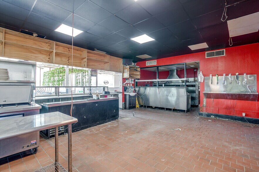 More Photos Of 8901 Jacksboro Hwy, Lakeside Restaurant For Lease