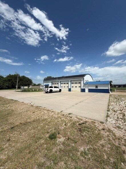 More Photos Of 2700 Kansas Ave, Hastings Distribution For Lease