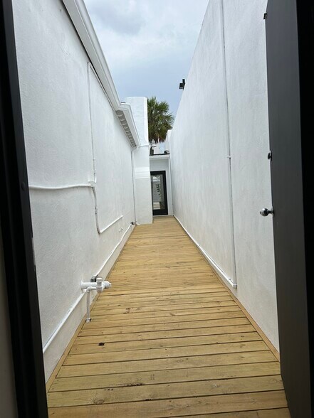 More Photos Of 1517 E Las Olas Blvd, Fort Lauderdale Bar For Lease