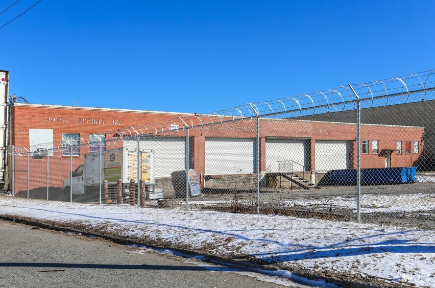 More Photos Of 992 Sampler Way, East Point Warehouse For Lease
