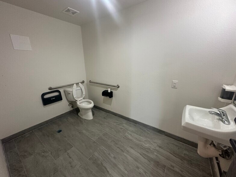 More Photos Of 10323 Cypress Ave, Riverside Restaurant For Lease