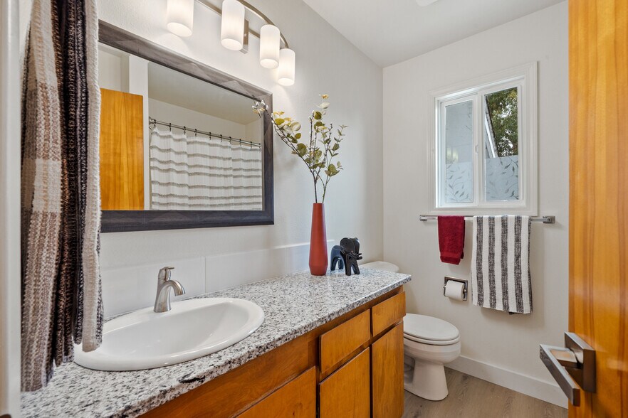 More Photos Of 1009-1011 Grove Ave, Tillamook Apartments For Sale