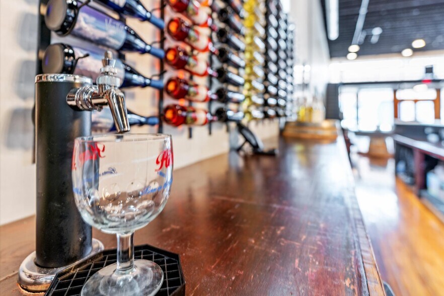 More Photos Of 415 S Thompson Ave, Excelsior Springs Bar For Sale