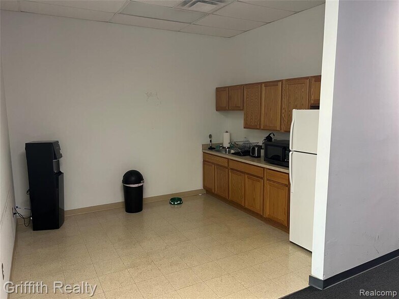 More Photos Of 5840-5936 Sterling Dr, Howell Flex For Lease