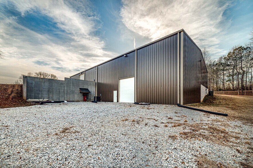 More Photos Of 881 Barnetts Bridge Rd, Jackson Light Distribution For Sale