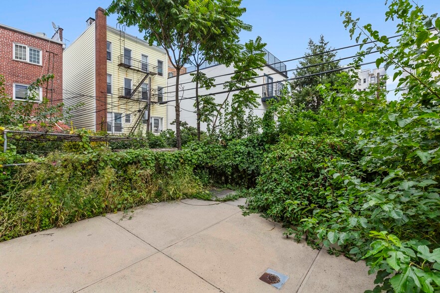 More Photos Of 2717 Crescent St, Astoria Medical For Sale