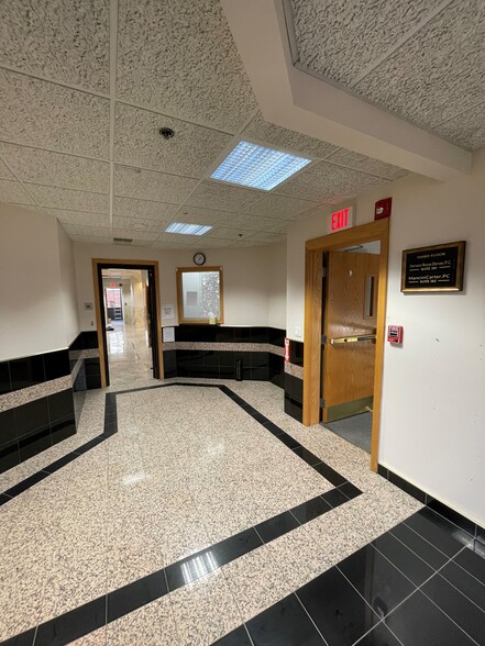 More Photos Of 207 Quaker Ln, West Warwick Office For Lease