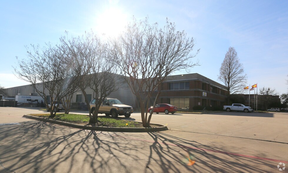 More Photos Of 1625 W Crosby Rd, Carrollton Light Distribution For Lease