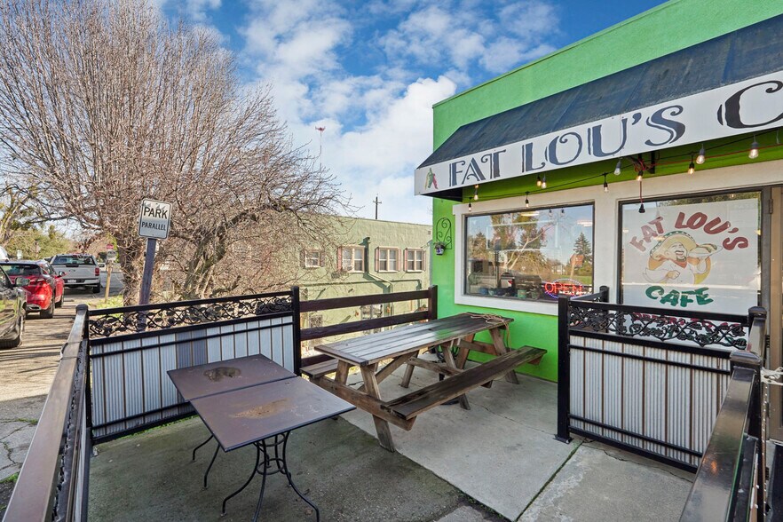 More Photos Of 14144 Market St, Walnut Grove Storefront For Sale