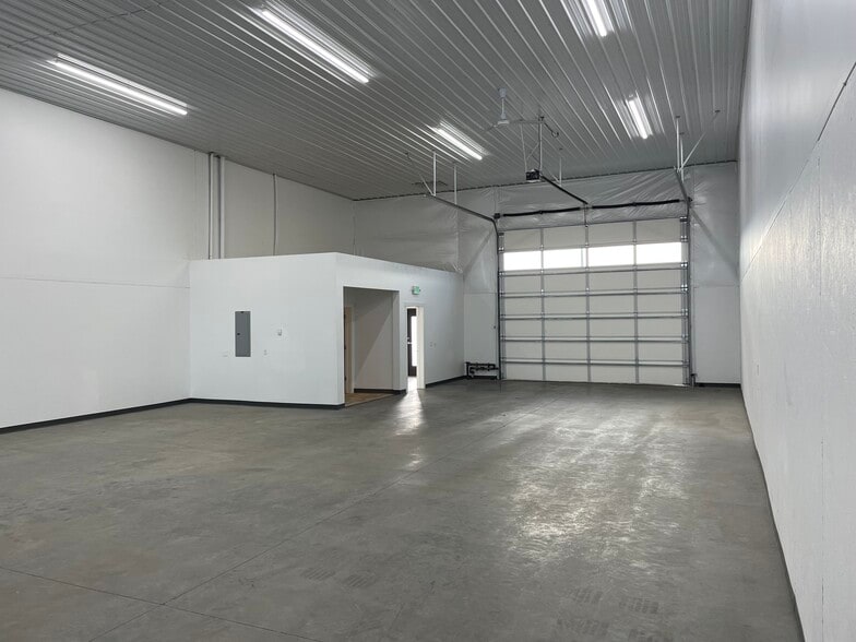 More Photos Of 3325 E Quad Park Ct, Post Falls Light Distribution For Lease