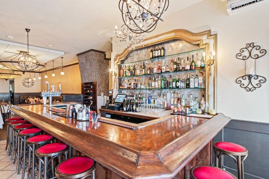 More Photos Of 400 New York Ave, Huntington Restaurant For Sale