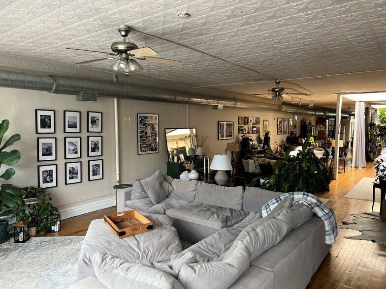 More Photos Of 1259 N milwaukee Ave, Chicago General Retail For Sale