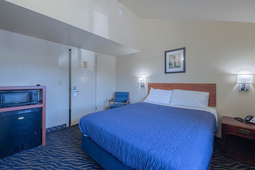 More Photos Of 6 S Wood St, Salinas Hotel For Sale