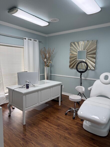 More Photos Of 600 S Harbor Ct, Granbury Office For Lease