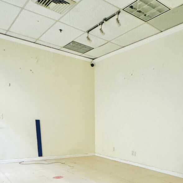 More Photos Of 3906 Main St, Flushing Storefront Retail Office For Lease