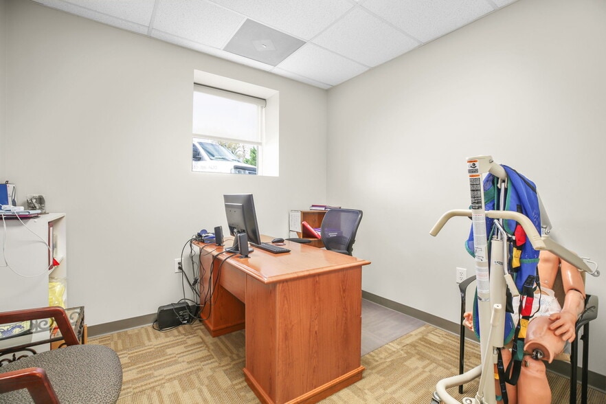 More Photos Of 107 Olde Greenwich Dr, Fredericksburg Office For Sale