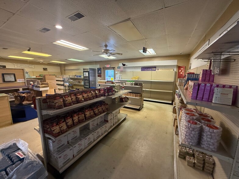 More Photos Of 503 E Oakwood St, Tyler Distribution For Sale