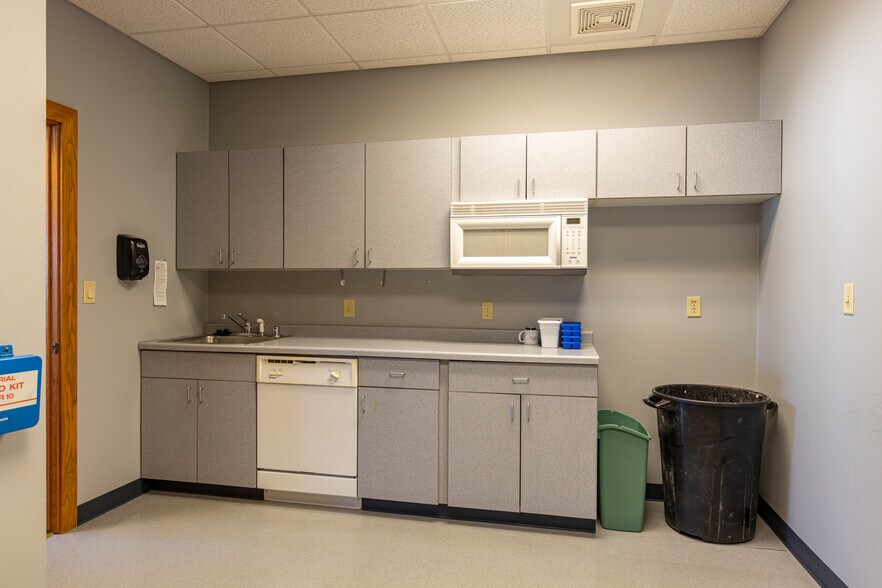 More Photos Of 927 E Main St, Winneconne Office For Sale