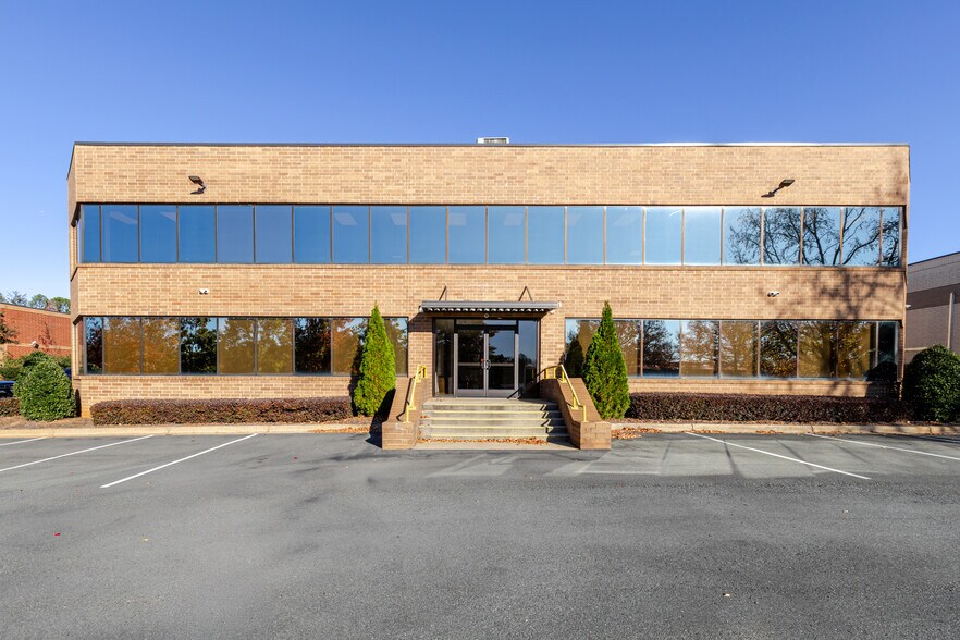More Photos Of 1960 Crossbeam Dr, Charlotte Light Distribution For Sale