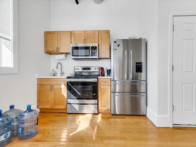 More Photos Of 100 Felton St, Waltham Light Distribution For Sale