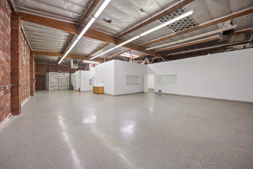 More Photos Of 15201 Prairie Ave, Lawndale Flex For Sale