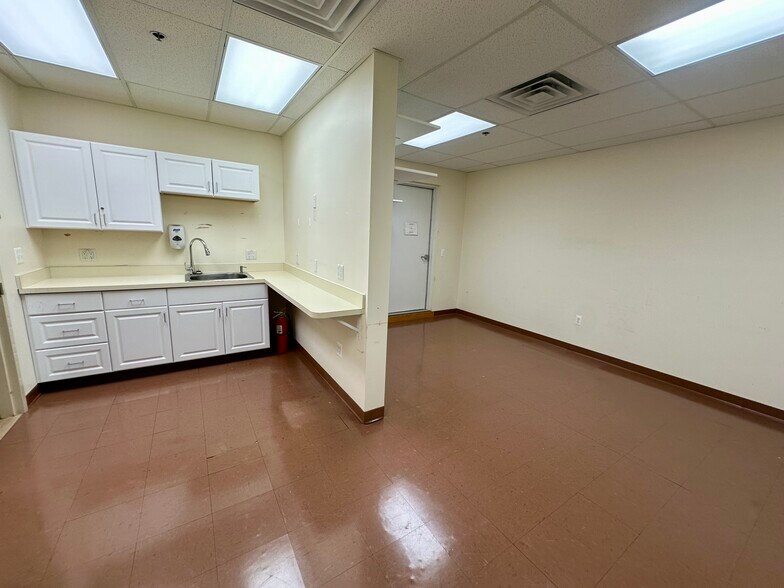 More Photos Of 534-548 Avenue E, Bayonne Office For Sale