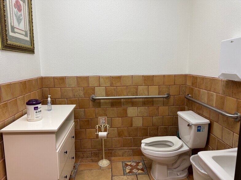 More Photos Of 16010 Park Valley Dr, Round Rock Medical For Lease