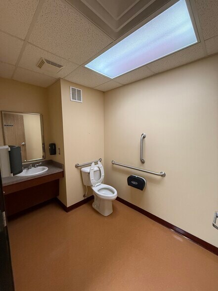 More Photos Of 5790-5832 Highland Rd, Waterford Storefront Retail Office For Lease