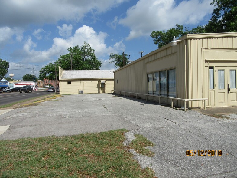 More Photos Of 205 NE Loop 230, Smithville Warehouse For Lease